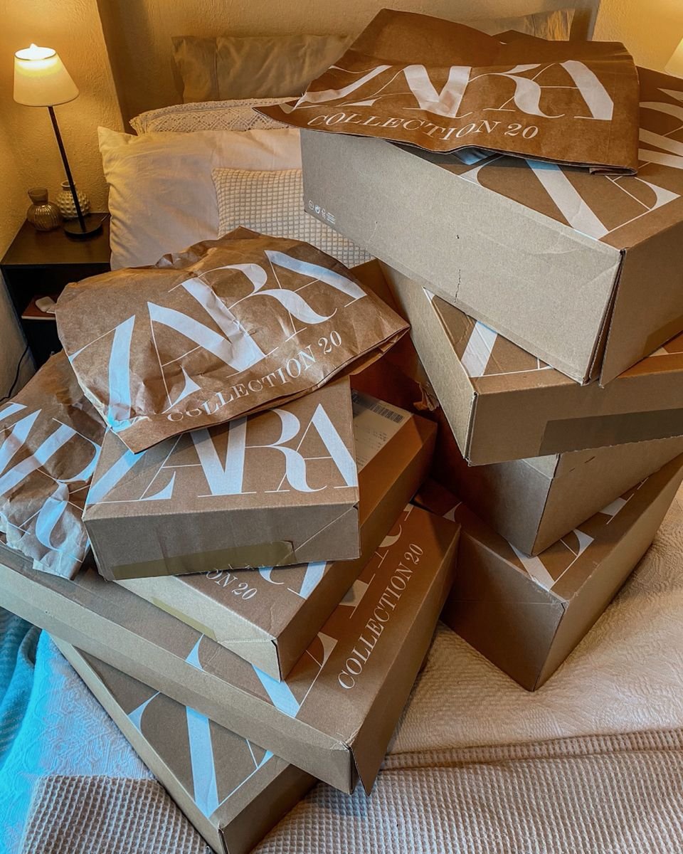 Stock d'outlet en cartons prêts à être expédiés